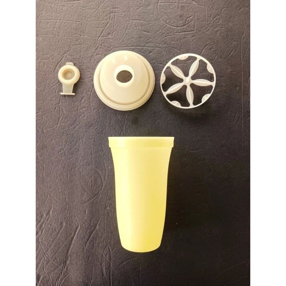 Tupperware 844 Yellow Quick Shake Shaker Mixer Blender Bottle Cap and Insert - Picture 2 of 4